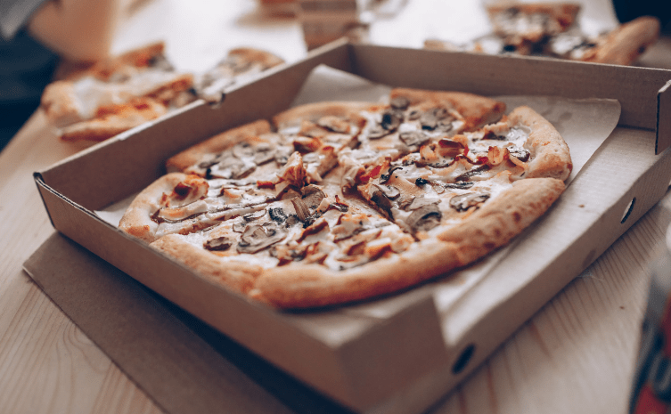 Вкус и Удобство на Пороге: Зачем заказывать пиццу на дом лучше, чем готовить самому