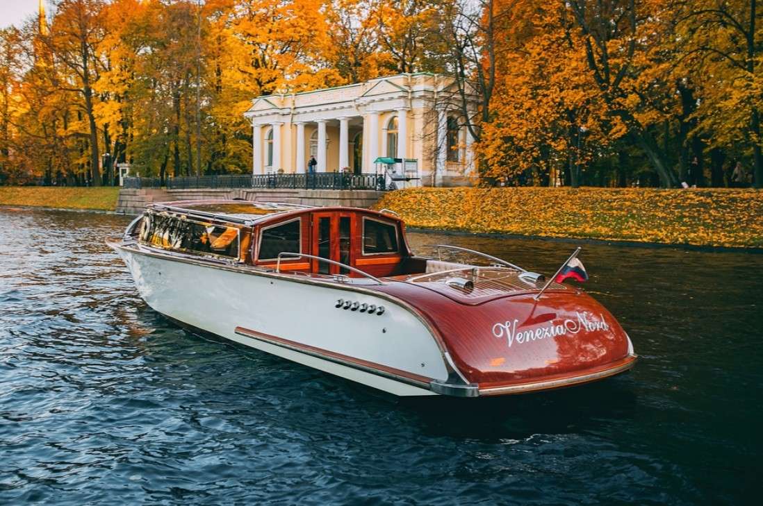 ТОП-5 маршрутов для водных прогулок на катере в Санкт-Петербурге