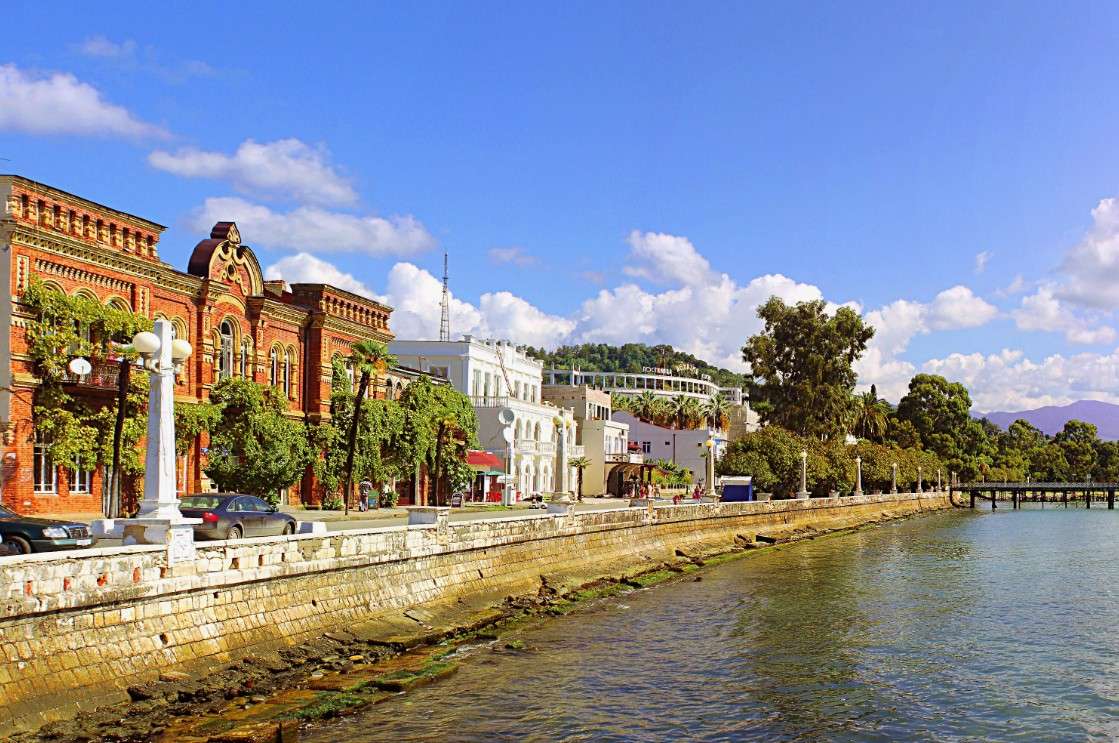 Самые забавные скульптуры на набережной Сухума